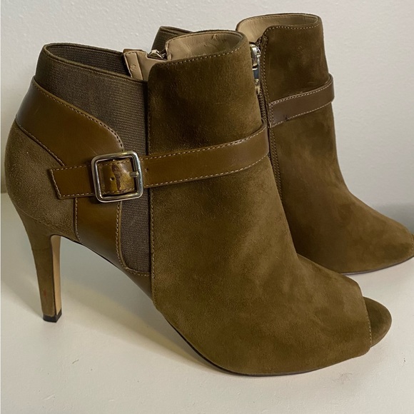 🍄 Marc Fisher Shimmee Peep Toe Booties Ankle
Boots Taupe Suede size 9.5 - Picture 1 of 13